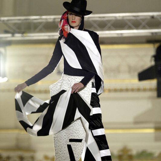 MOET & CHANDON A TRIBUTE TO DUTCH FASHION FOUNDATION, 28 05 03 CONCERTGEBOUW, AMSTERDAM,VOOR 1 JAAR ZONDER KOSTEN TE GEBRUIKEN ONDER NAAMSVERMELDING BIJ DE FOTO'S ALS © PETER STIGTER