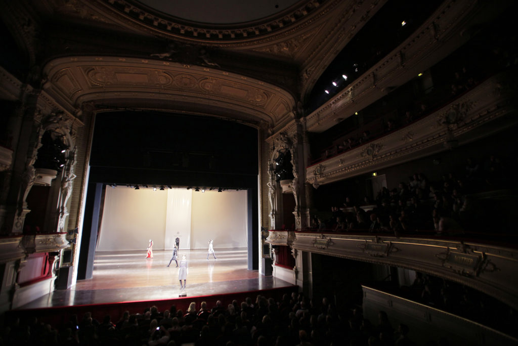 © TEAM PETER STIGTER
DUTCH FASHION FOUNDATION FALL WINTER 2009-2010
AMSTERDAM STADSSCHOUWBURG