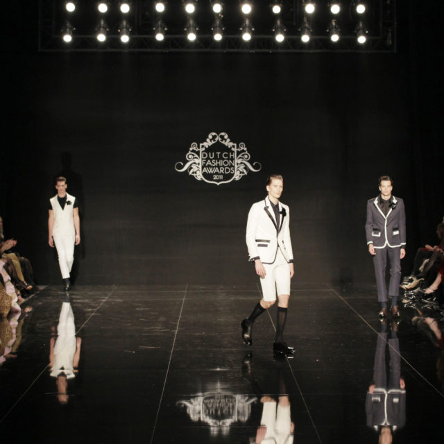 PHOTO © PETER STIGTER
FILENAME IS DESIGNER NAME
SPRING/SUMMER 2011